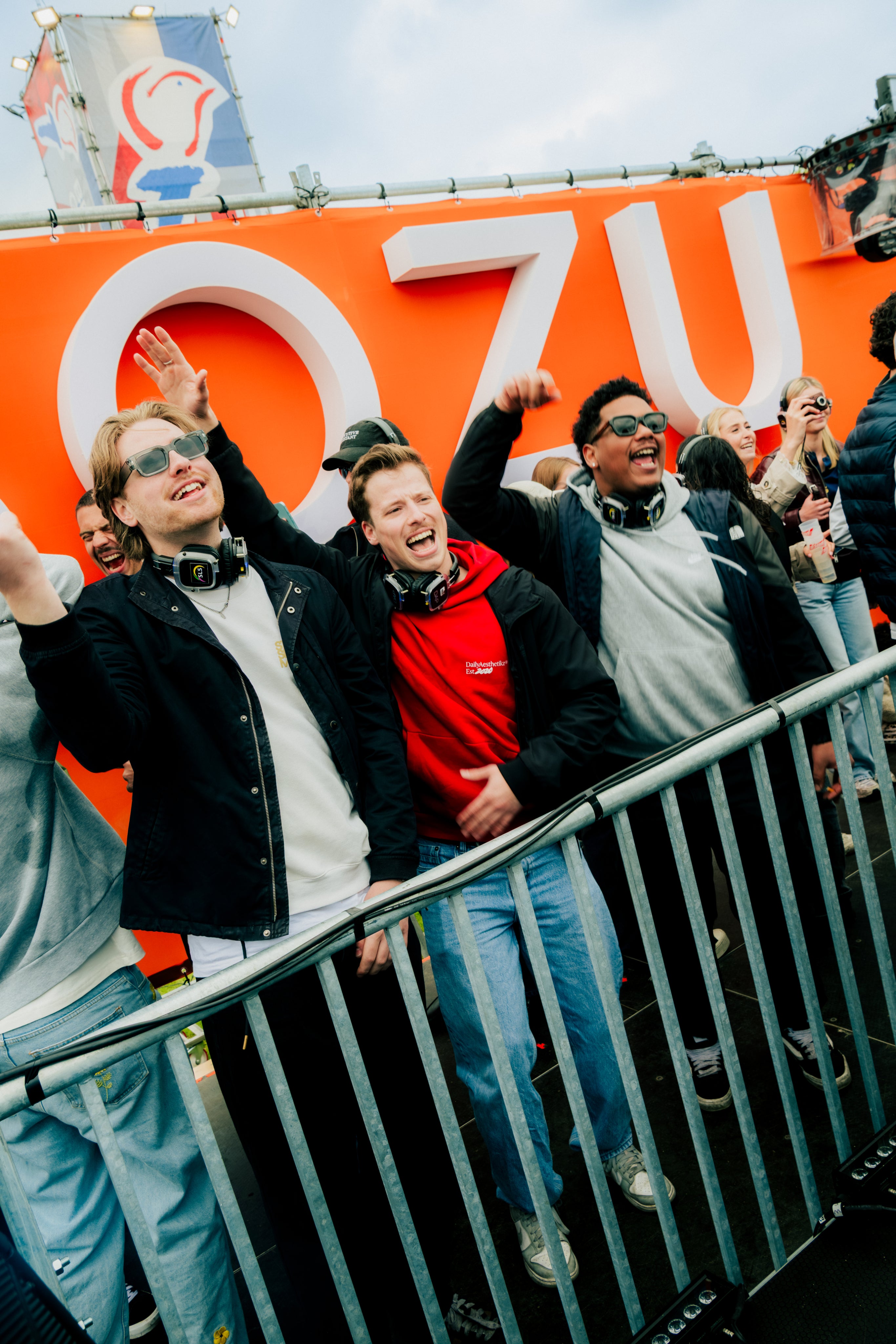 Festivalgangers bij de BOZU-bar