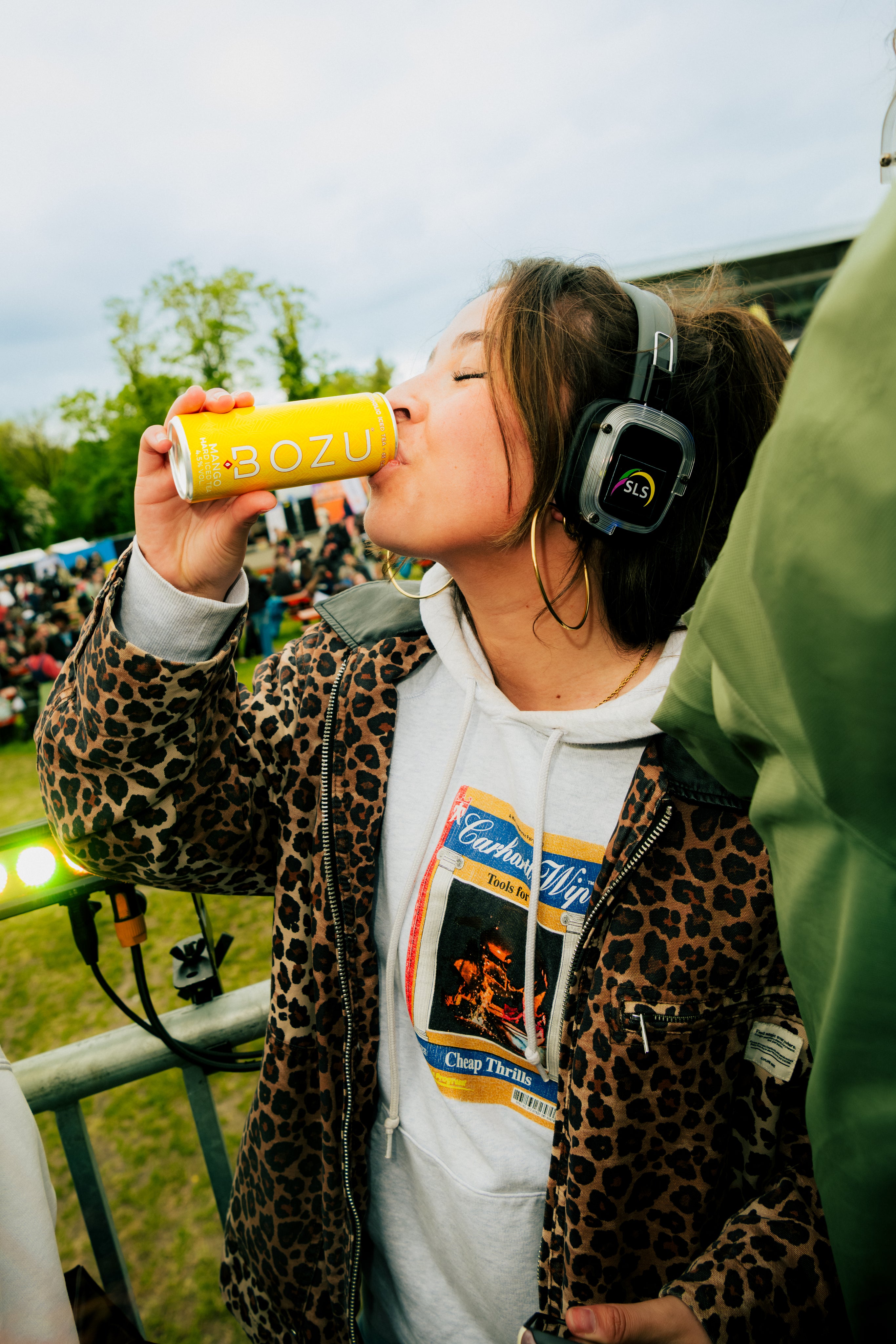 Festivalganger met een BOZU-blikje