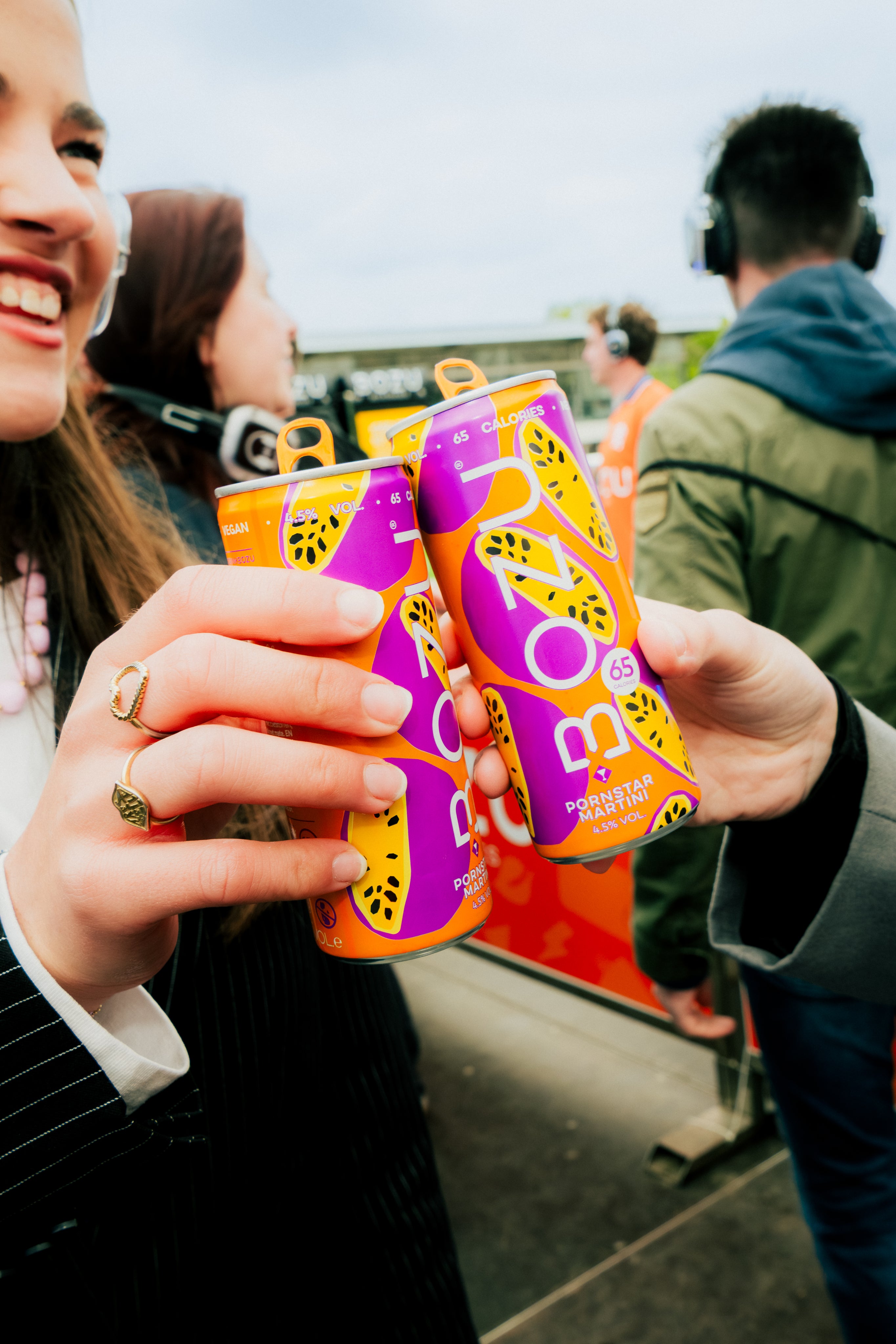 Festivalgangers proosten met BOZU Pornstar Martini
